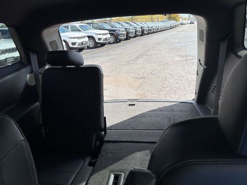 Used 2022 Chevrolet Traverse LT image 28