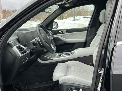 Used 2025 BMW X7 xDrive40i w/ Premium Package image 10