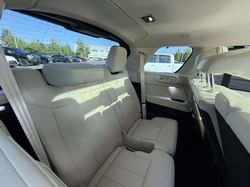 Used 2024 Land Rover Range Rover Long Wheelbase SE AWD/4WD image 16