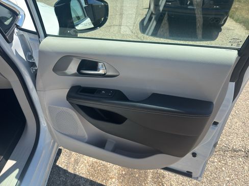 Used 2024 Chrysler Pacifica Touring-L FWD image 38
