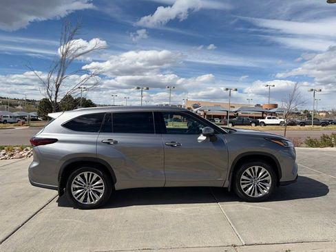 Used 2025 Toyota Highlander Platinum AWD/4WD image 13