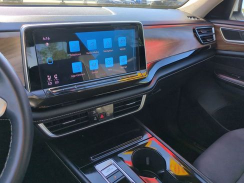 Used 2024 Volkswagen Atlas SE image 22