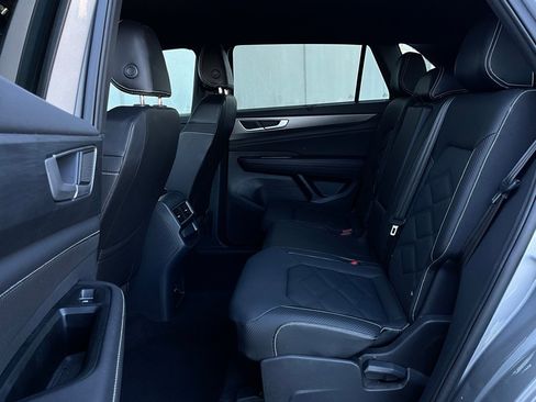 Used 2025 Volkswagen Atlas Cross Sport SE image 12