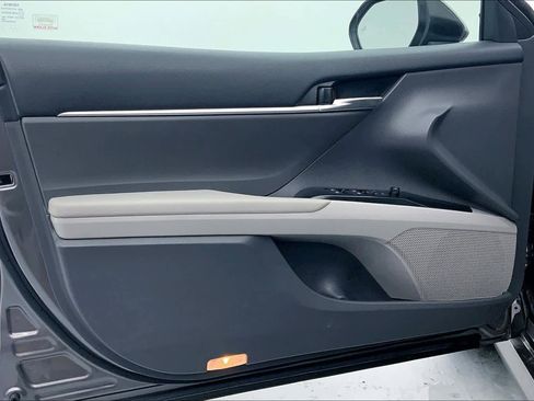 Used 2018 Toyota Camry LE image 19