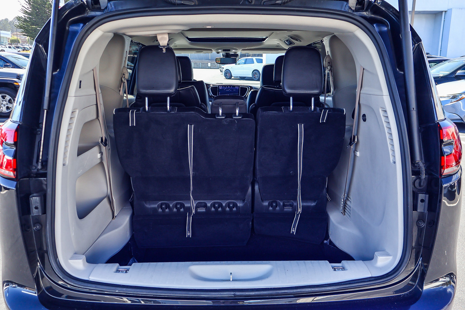 Used 2023 Chrysler Pacifica Limited FWD image 18