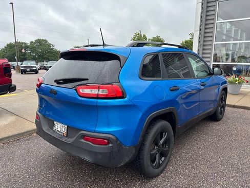 Used 2017 Jeep Cherokee Sport w/ Cold Weather Group AWD/4WD image 3