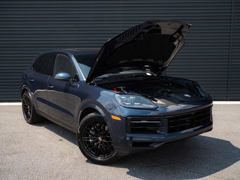 Certified 2024 Porsche Cayenne AWD/4WD image 33