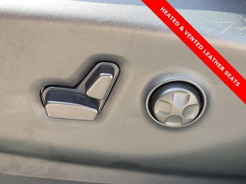 Used 2026 Chrysler Pacifica Limited FWD image 16