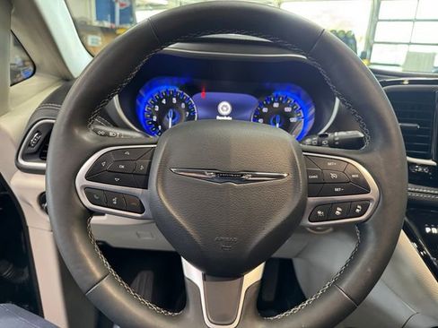 Used 2024 Chrysler Pacifica Touring-L image 20