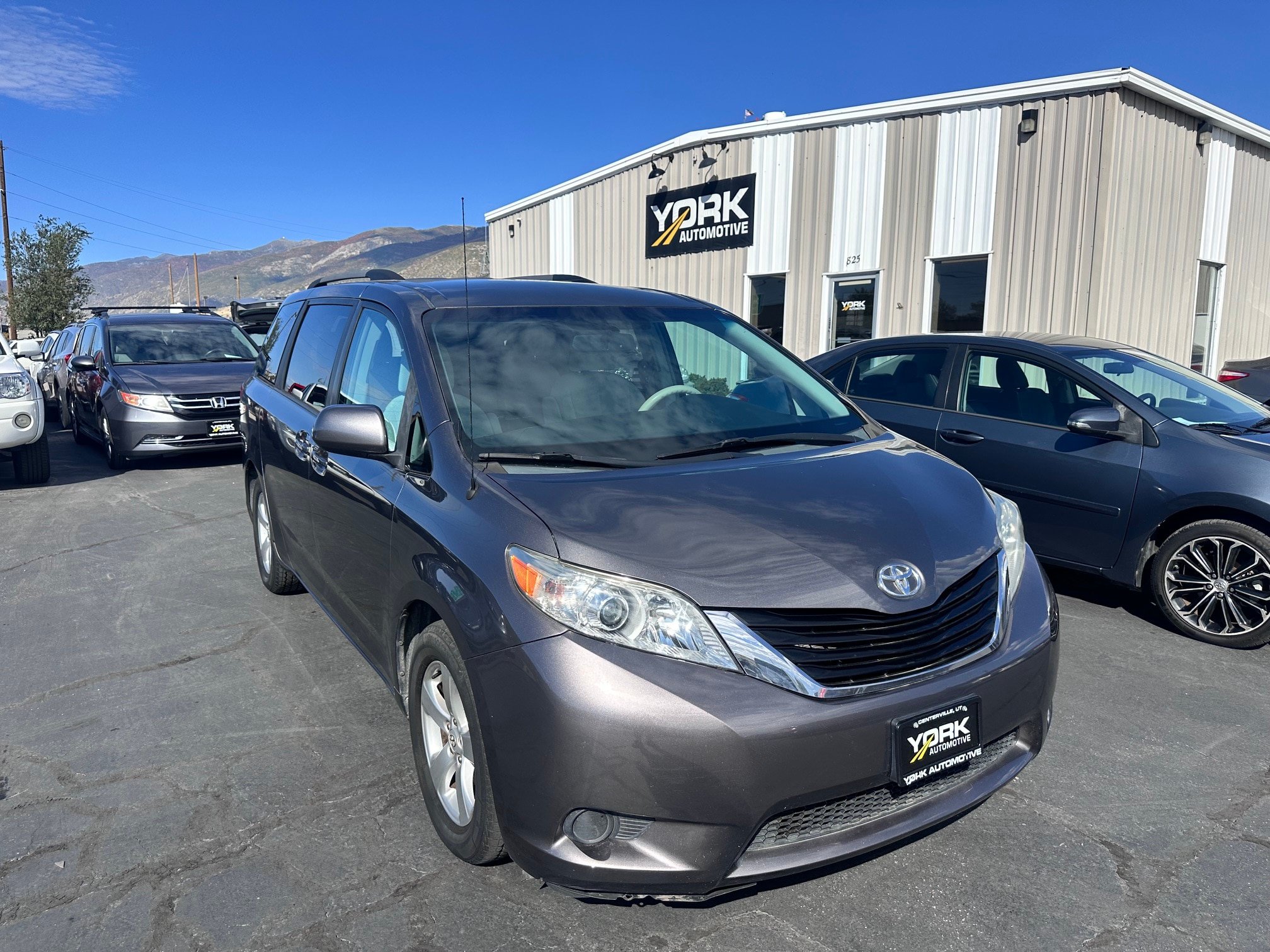 Used 2011 Toyota Sienna LE FWD image 1