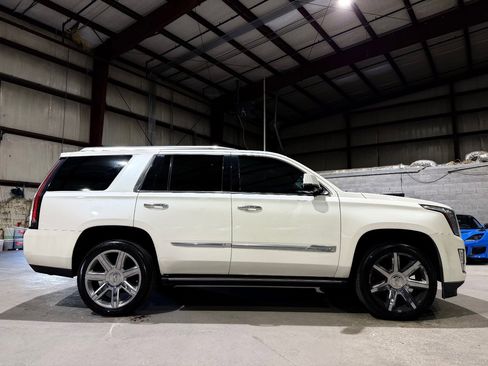 Used 2015 Cadillac Escalade Premium RWD image 4
