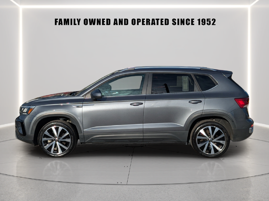 Certified 2023 Volkswagen Taos SE w/ Panoramic Sunroof Package FWD image 3