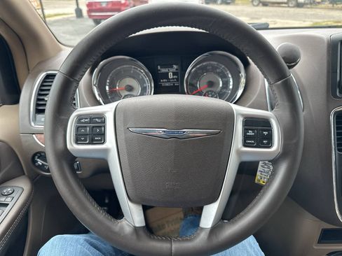 Used 2016 Chrysler Town & Country Touring FWD image 19