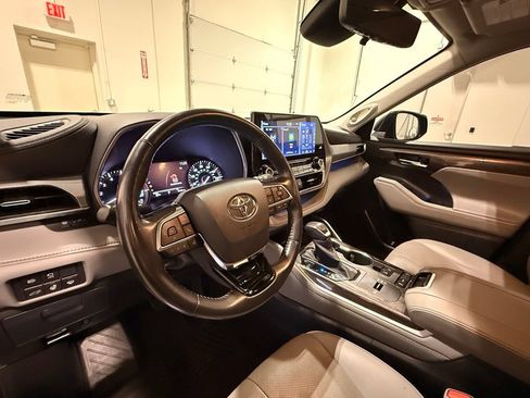 Used 2020 Toyota Highlander Platinum FWD image 18
