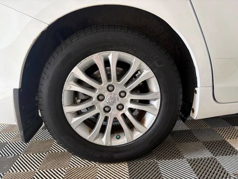 Used 2011 Toyota Sienna XLE image 27