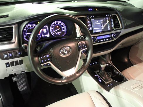 Used 2018 Toyota Highlander XLE image 11