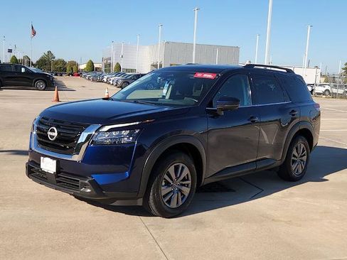 Certified 2025 Nissan Pathfinder SV image 3