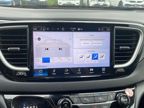 Used 2025 Chrysler Pacifica Select FWD image 9