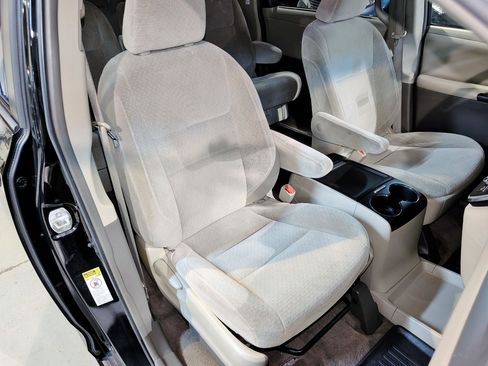 Used 2015 Toyota Sienna LE FWD image 32