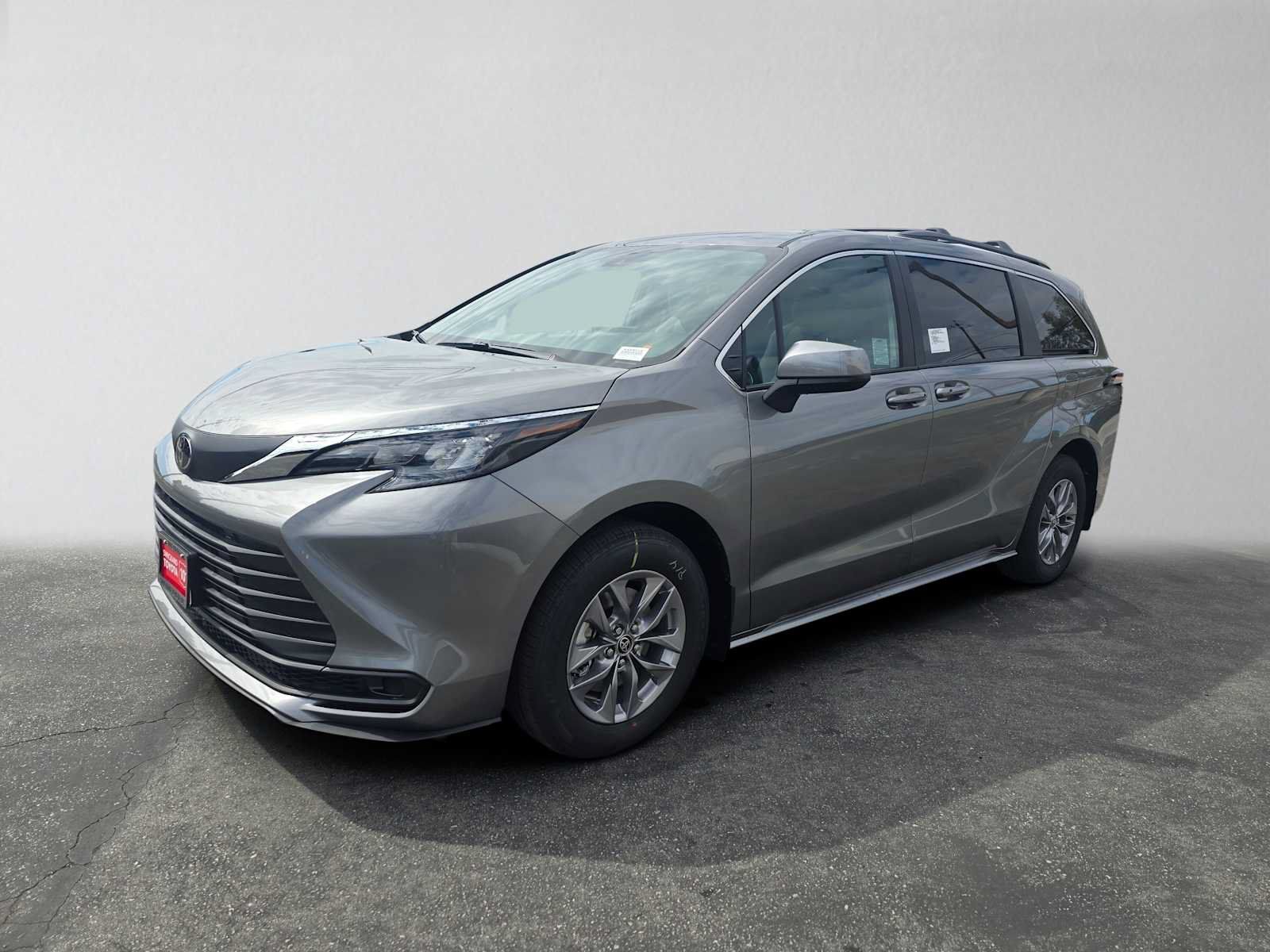 Used 2026 Toyota Sienna LE FWD image 7