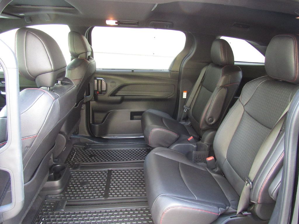 Used 2025 Toyota Sienna XSE AWD/4WD image 16