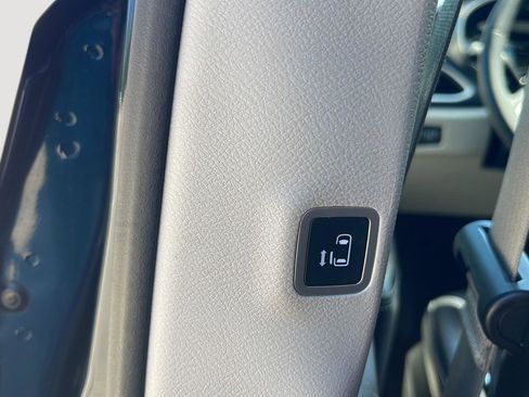 Used 2023 Chrysler Pacifica Touring-L FWD image 27