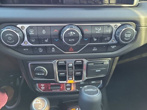 New 2025 Jeep Gladiator Rubicon w/ Convenience Group AWD/4WD image 32
