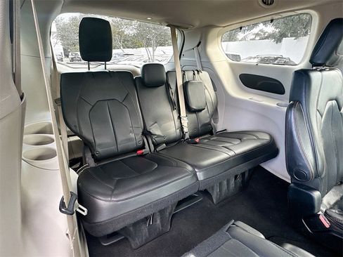 Used 2018 Chrysler Pacifica Touring-L image 27