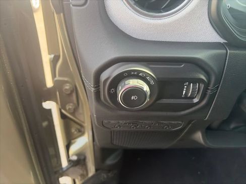 Used 2026 Jeep Wrangler Unlimited Sahara AWD/4WD image 19