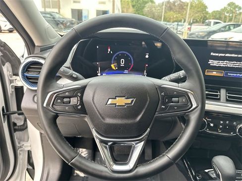 Used 2025 Chevrolet Trax LT w/ LT Convenience Package image 11