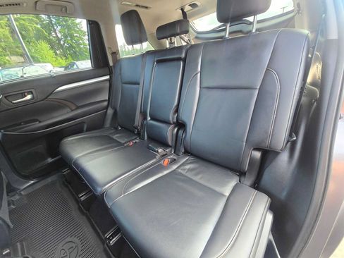 Used 2019 Toyota Highlander XLE AWD/4WD image 14