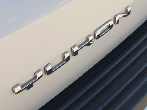 Used 2023 GMC Yukon Denali RWD image 12
