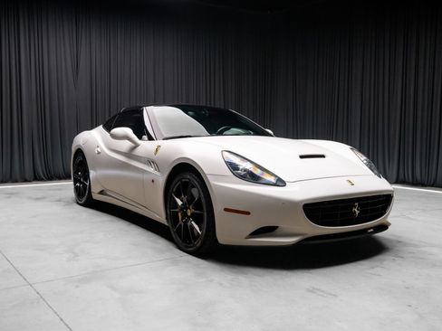 Used 2013 Ferrari California RWD image 47
