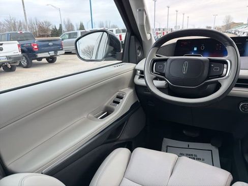 Certified 2025 Lincoln Navigator L Reserve image 17