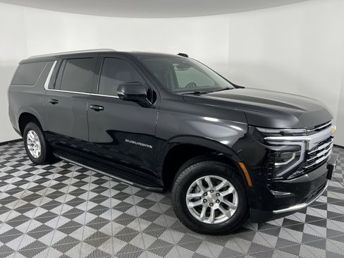 Used 2025 Chevrolet Suburban LT w/ Comfort Package image 2