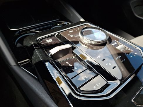 Used 2025 BMW i5 xDrive40 w/ Premium Package image 17