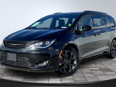 Used 2018 Chrysler Pacifica Touring-L w/ Premium Audio Group image 13