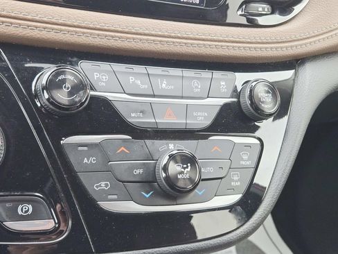 Used 2018 Chrysler Pacifica Limited image 29