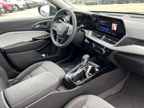 Used 2025 Chevrolet Trax LT FWD image 36