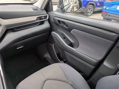 Used 2023 Toyota Highlander LE image 17