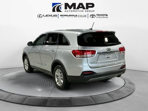 Used 2017 Kia Sorento L image 3