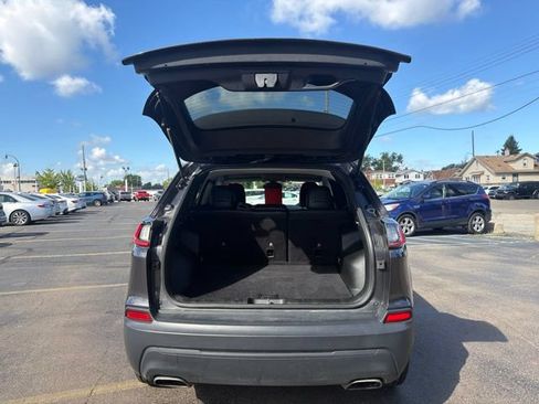 Used 2019 Jeep Cherokee Latitude Plus w/ Cold Weather Group AWD/4WD image 13
