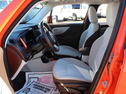 Used 2016 Jeep Renegade Latitude w/ Cold Weather Group FWD image 9