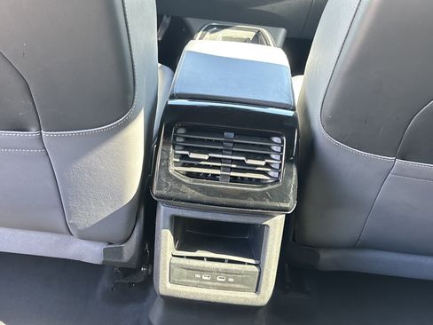 Used 2024 Volkswagen ID.4 2WD image 16