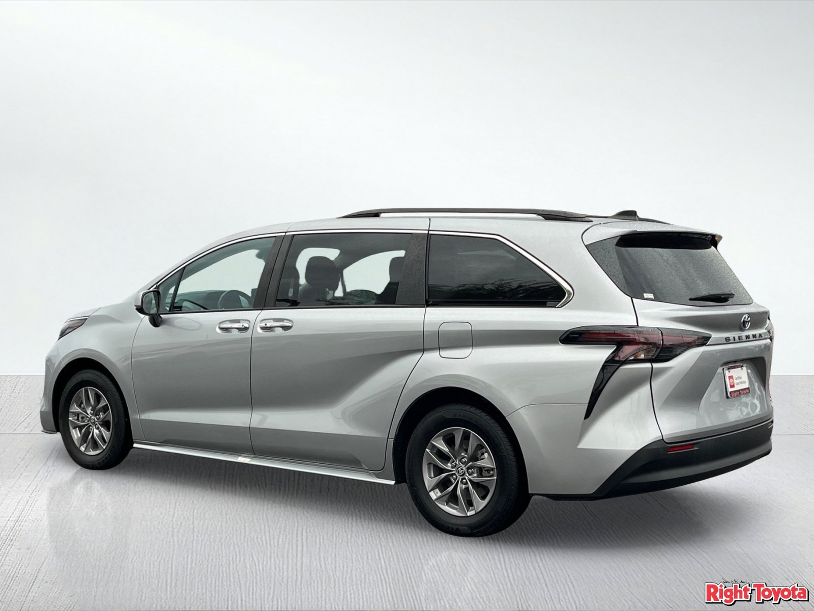 Certified 2024 Toyota Sienna XLE FWD image 5