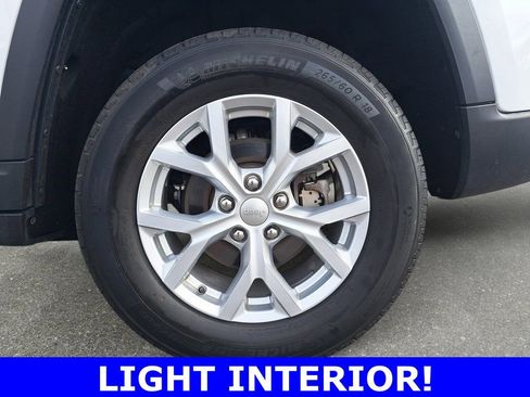 Certified 2023 Jeep Grand Cherokee Limited image 32