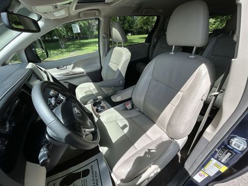 Used 2018 Toyota Sienna XLE FWD image 15