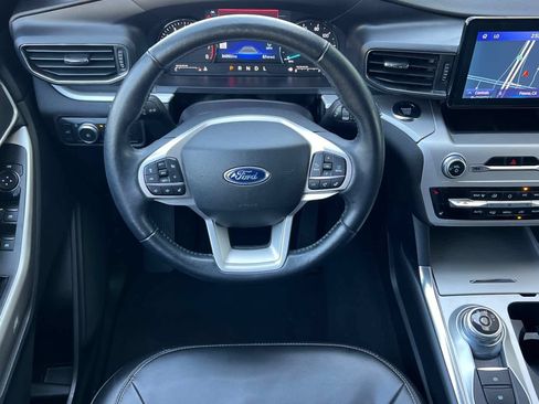 Used 2022 Ford Explorer XLT w/ Equipment Group 202A AWD/4WD image 15