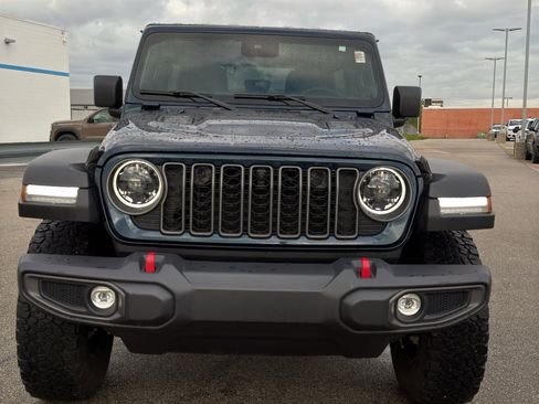 Used 2025 Jeep Wrangler Unlimited Rubicon w/ Convenience Group AWD/4WD image 3