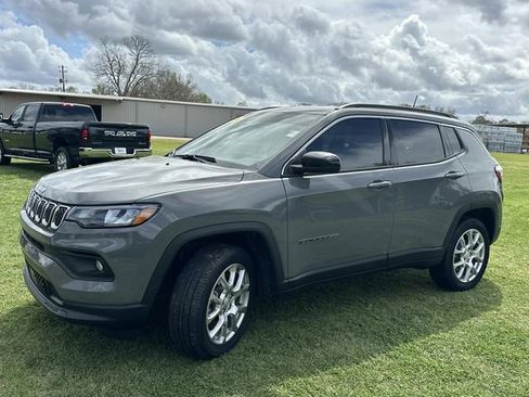 Used 2024 Jeep Compass Latitude AWD/4WD image 16